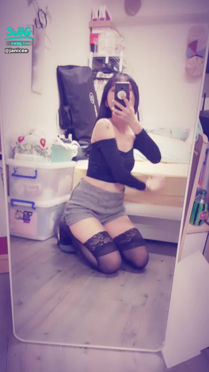 janicee : Squat low beside the bed, tender collarbones and shoulders 👠
black long straight sexy underwear ⭐
daily sexy 🌹