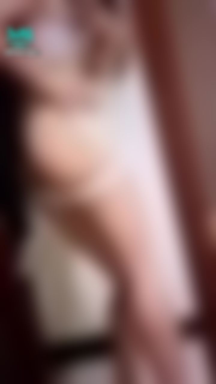 : 🙈🙈第一次拍人家白白嫩嫩的蜜桃🍑想要這樣的姿勢用力的打人家的屁屁😈😈