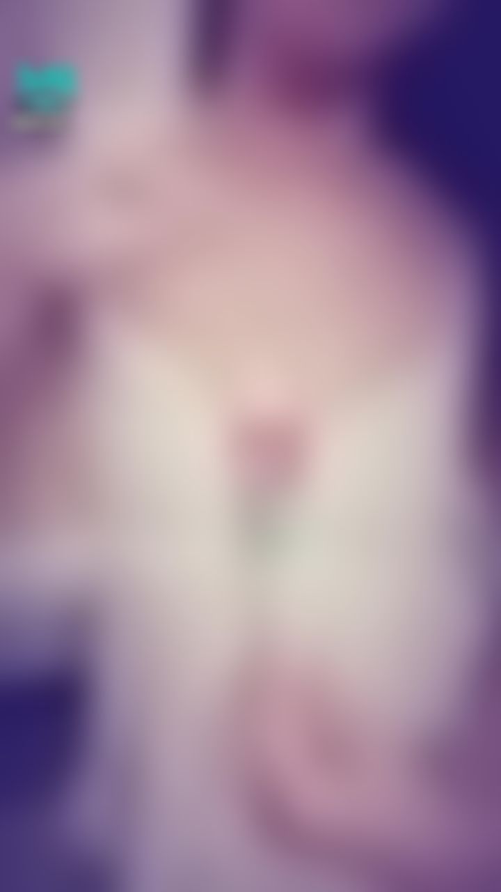 janicee : 性感清純白色低胸睡衣與粉紅色玩具🎀
趴低時露出大片肌膚💙
嬌豔欲滴的嘴唇💋💋💋
make a wish💐