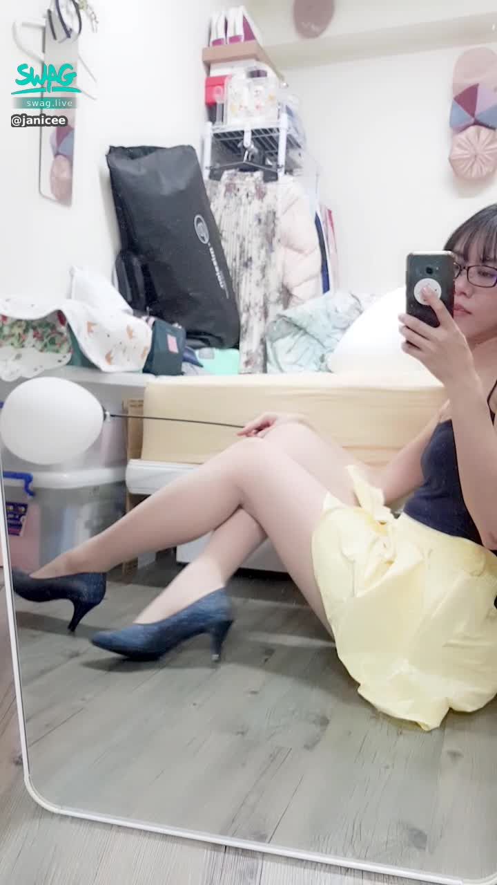  : 露出裙擺內的安全褲了🎀
清純的膚色絲襪與白氣球👠
balloon game💚