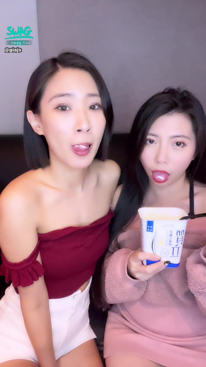 giajs : Tongue Feeding Yogurt 😳😳 tongue 😈😈