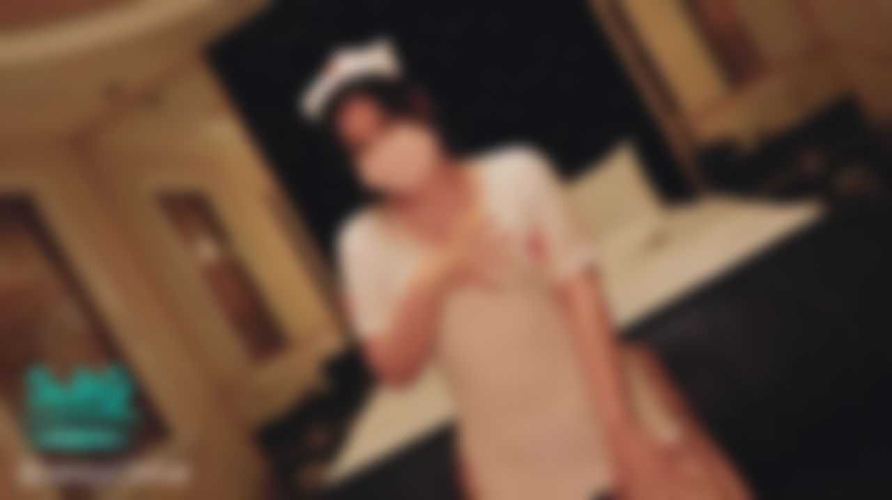 s*******e : 超淫蕩菜鳥小護士😈醫院中一副乖乖牌,回到家想說放鬆一下心情,誰知道一打開電視就直接是A片台,慾火焚身好想要…直接拿起棒棒開始瘋狂自慰👅