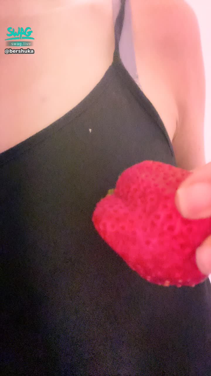  : Thank you fan brother for the super delicious strawberry 🍓😋