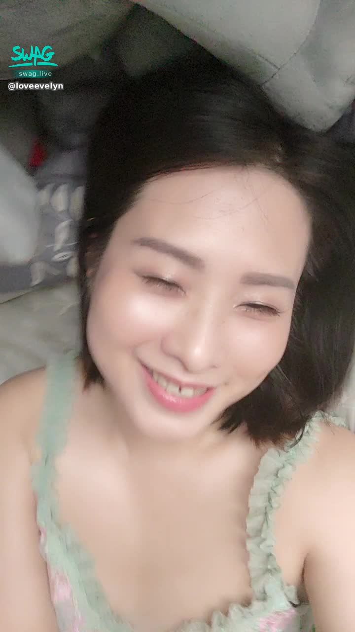 loveevelyn : 這樣躺下來
由上往下看伊伊的角度
你喜歡嗎？