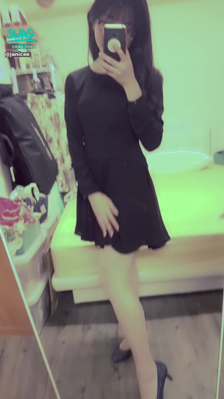 janicee : 框氣質洋裝♥️
撩起裙擺😈😈
膚絲配性感高跟鞋的美腿🌹
black dress🎀