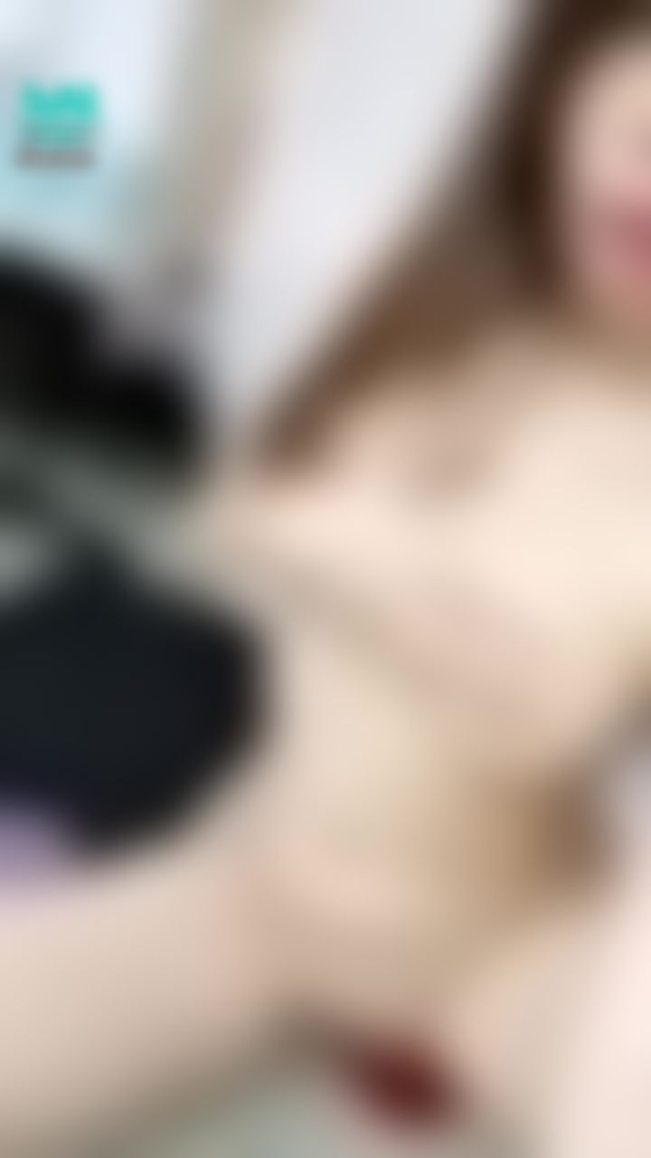  : 🔥 Anal Plug 毛毛红红的🤭 待会有机会看妹妹更刺激哟，长片爽歪歪🔞💦 点进来看妹妹全裸与 anal plug🤭