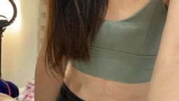 cutesnow : 肉體不斷扭動、輕撫,
並抓著你的棒子🌭進出進出;
不斷呻吟後…呃~鵝~鵝~,
最後還是止不住騷水噴出!😳💦💦