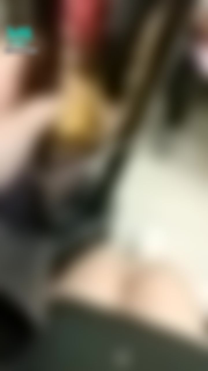  : 想在捷運上拍個限動
差點弄倒行李箱 好糗🤣🤣🤣
這個絲襪腿 還可以嗎？