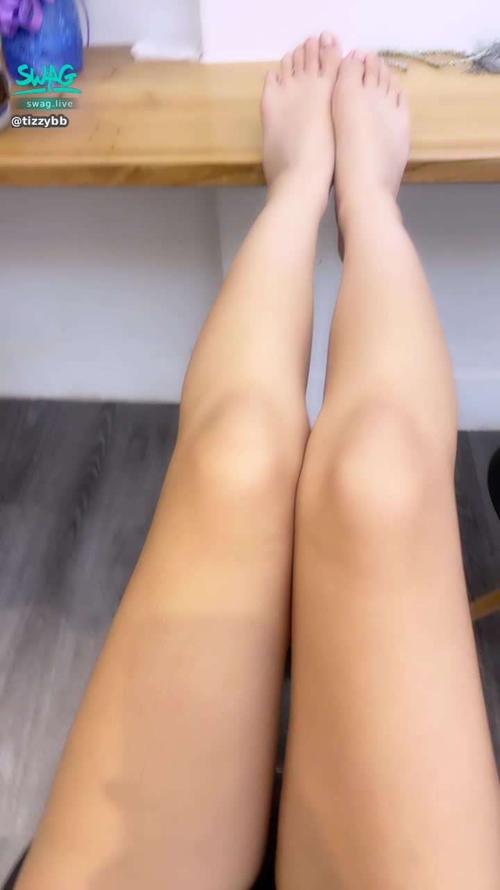 tizzybb : Leg control benefits ❣️ I want to use my legs to measure my brother's waist 😈