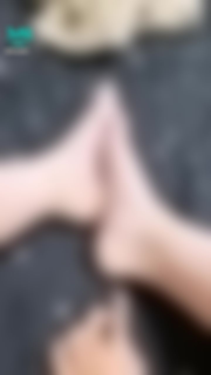  : 足控福利‼️‼️白嫩嫩的腳底可以踩踩看哥哥硬硬的肉棒嗎😍😍😍