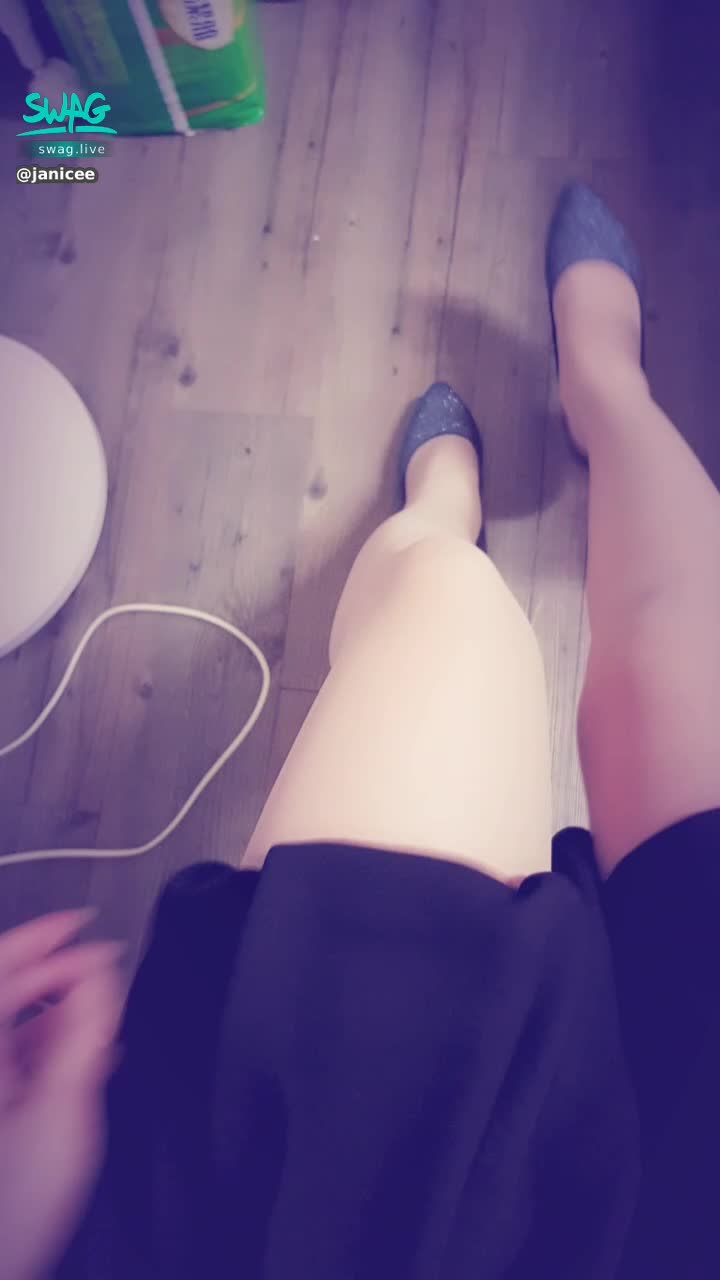 janicee : 脫下高跟鞋，摩擦陽具👠
膚色絲襪的美腿♥️
想被膚色絲襪觸碰嗎？😈
silk stocking💋