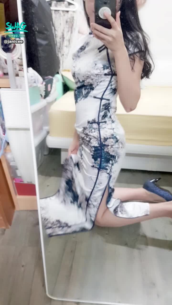 janicee : 穿緊身旗袍好難坐下💗
上海風👠
性感開衩設計，翹腳時露出美腿💋
Qipao⭐