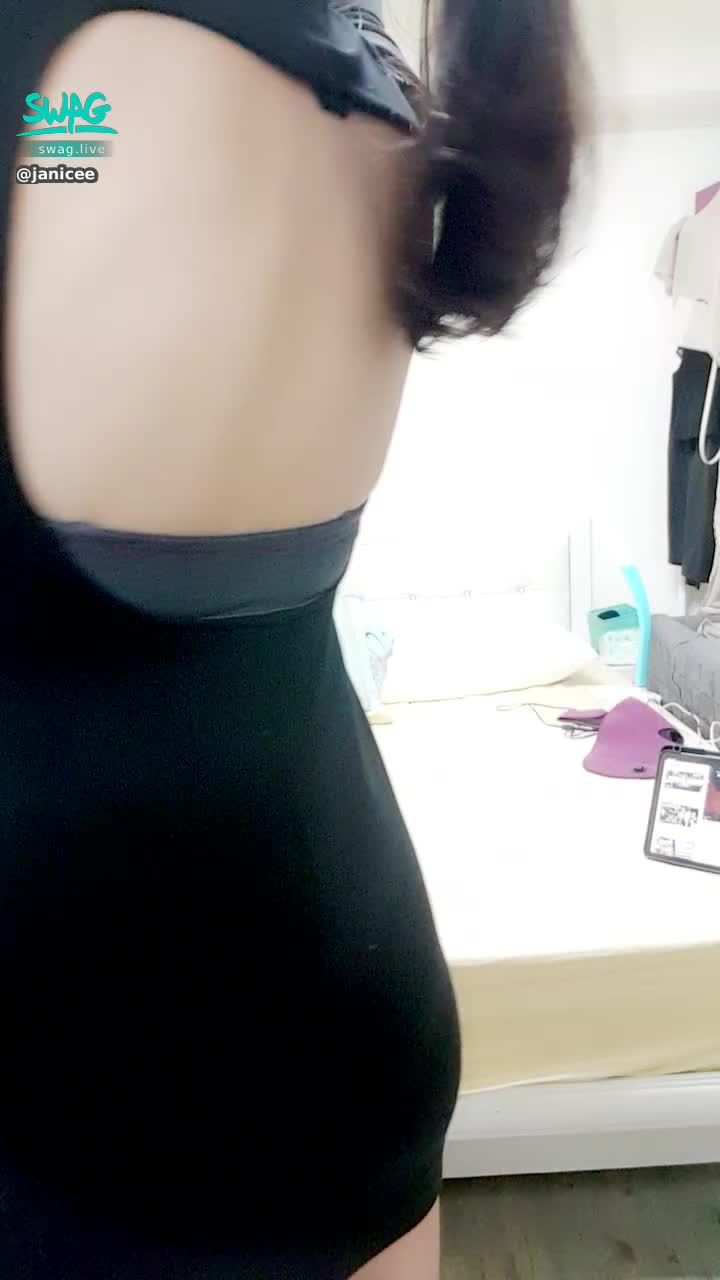 janicee : 高跟鞋與洋裝鏤空的性感曲線👠
換個視角👀
彎腰時危險而誘人😈
美背的肌膚💋
big hollow👀