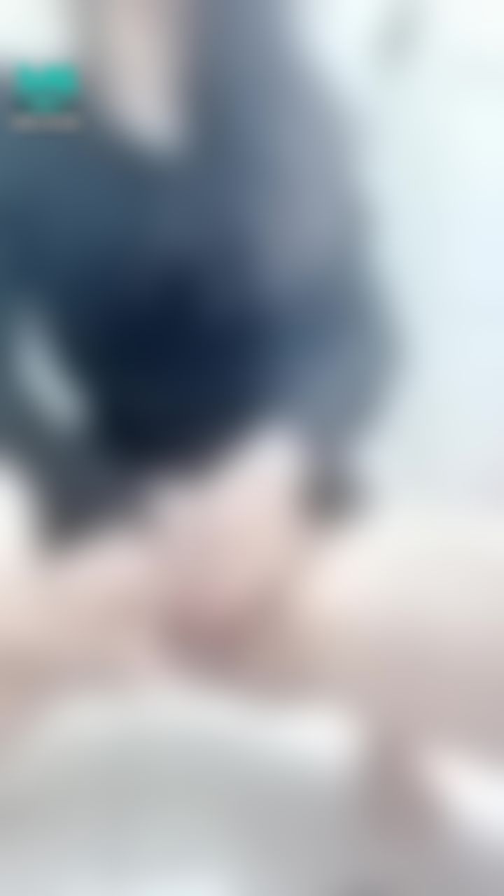 bershuka : 天氣好冷🥺忍不住自慰⋯M字腿摸到高潮連續噴水💦💦💦💦射好遠🥺