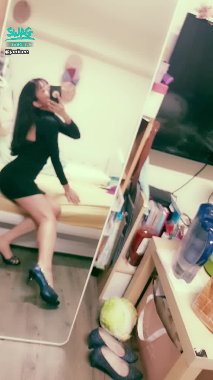  : Newly bought black open-back dress 💗
Sexy legs sitting by the bed 👠
Friends of the gun kept saying yesterday that cabbage is very cute, and I want to walk with cabbage 🤣
seductive body curve 😈
big hollow 👀