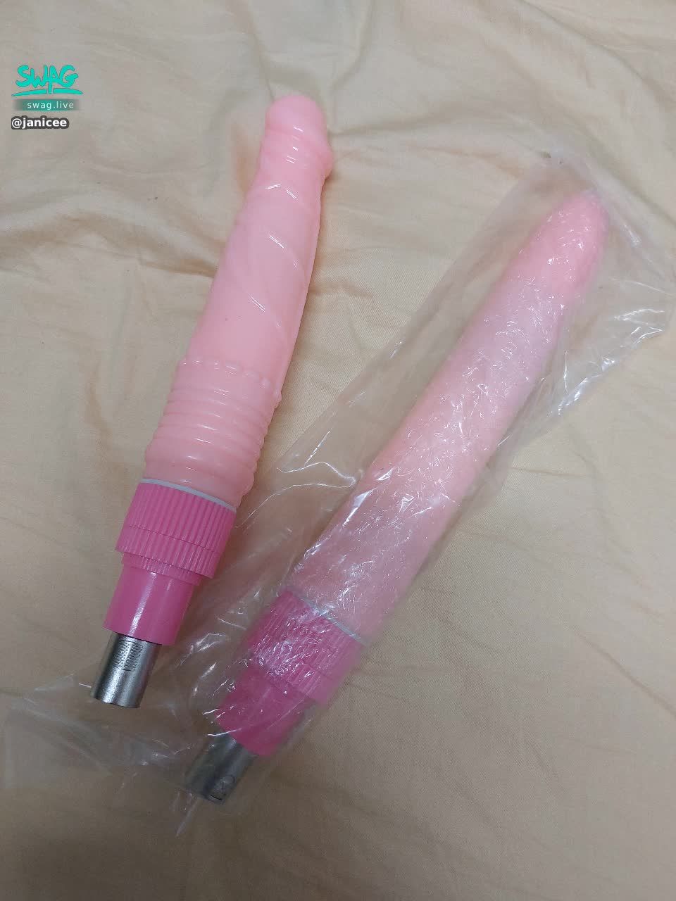 janicee : 最近在斷捨離，有些用不到的玩具，該怎麼處理呢…？🤔🤔
有人要收嗎？🐋