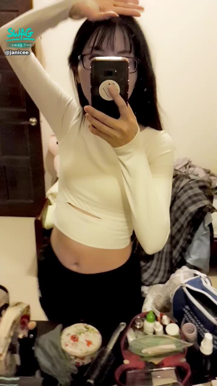 janicee : Design of yoga clothes for fingers 😈 Inexplicable sexy lines 💓
Close-fitting sexy white top 💙
Sportswear that exposes the waist and navel 💛
Want to exercise together after the Lunar New Year? 💧
between the fingers 💋