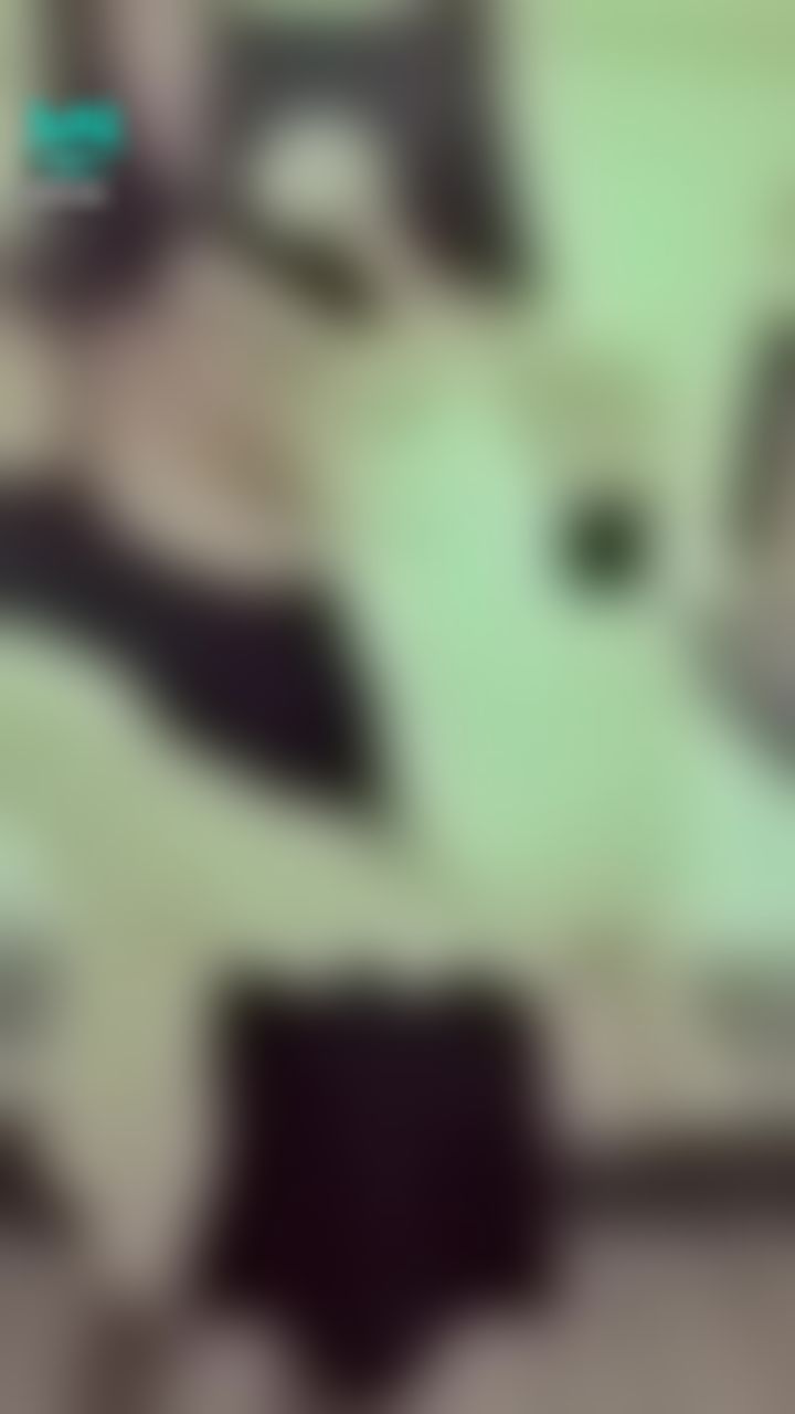 janicee : 低胸的性感上衣♥️
露肩設計，看到肩頸的光滑肌膚⭐
穿這樣跟你約會如何？🌹
furry and sexy💋