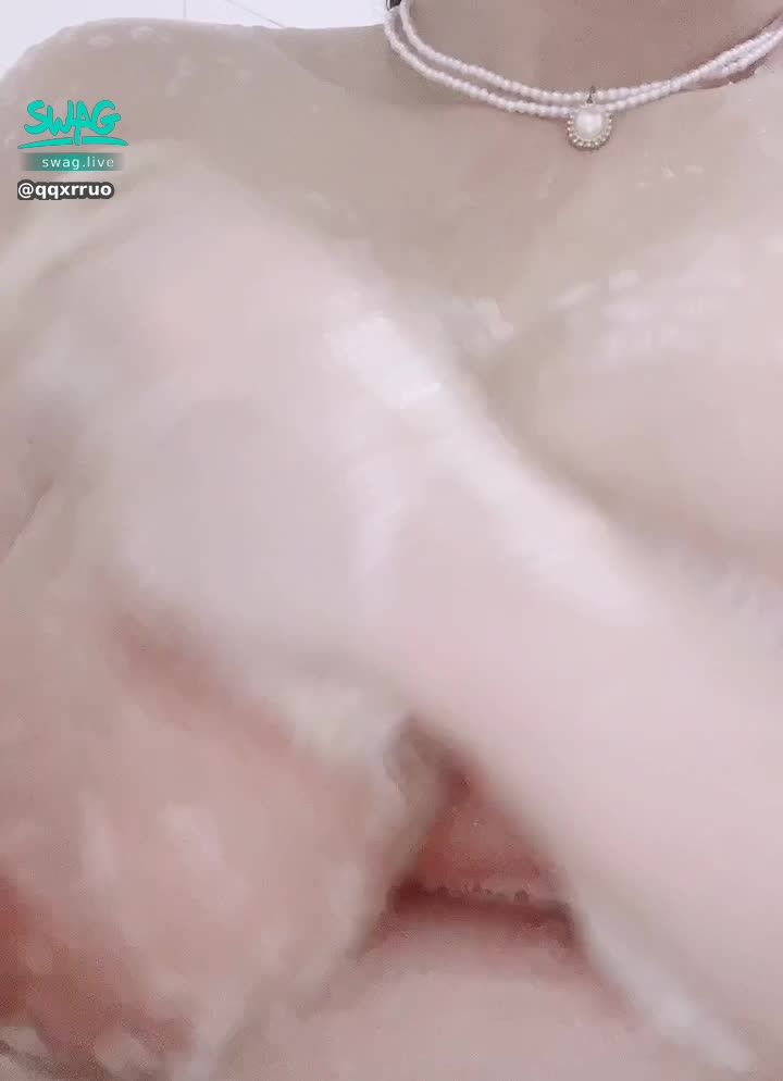  : 🔥 Bath dew point series 🔥 After washing, the nipples are hard 💦 Can I take a shower with my brother? Be careful not to slip in the cock 🤤🤤