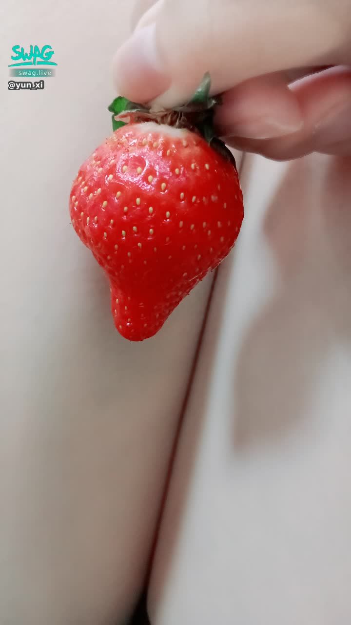  : #SWAG騎人節

我有個秘密，需要嘴對嘴告訴你。

當你的夢幻女友，好嗎？