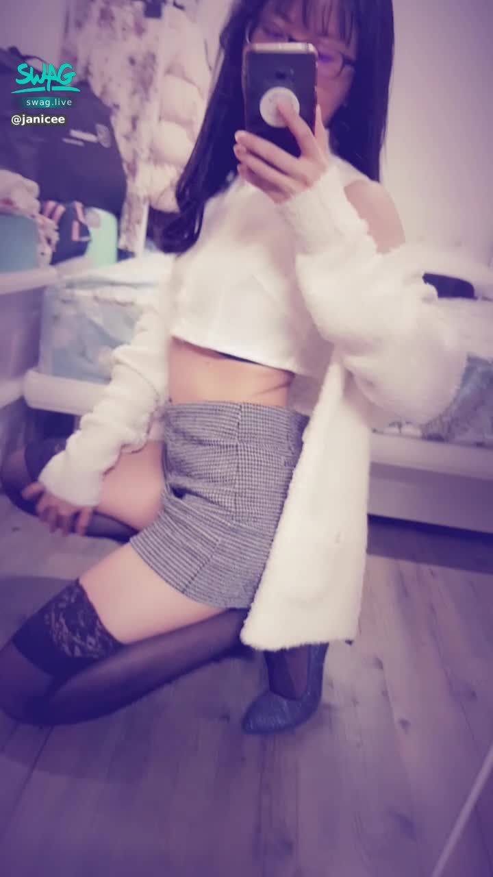 janicee : When you raise your hand, the underwear comes out to meet the guest 👀
The sexy that can't be hidden under the fur coat in winter 💙
Crouching down is also cute 💗
Absolute realm with black silk 💋
absolutely sexy ♥️