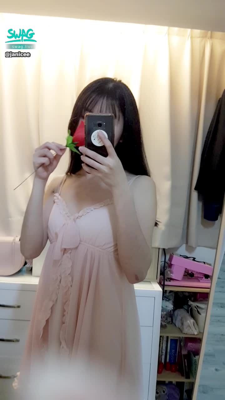 janicee : chest rose 🌹
Chest full of fragrance 💚
Roses glide over glowing legs 🌹🌹🌹
Dream Girlfriend's Sexy Pajamas ♥️
My private self who wants to watch the gun machine video 😈
your romantic girlfriend 💐