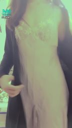 janicee : 外套下的性感美背睡衣💖
裸背上交叉的線條💙
輕薄絲質貼身性感🌹
silky back💋