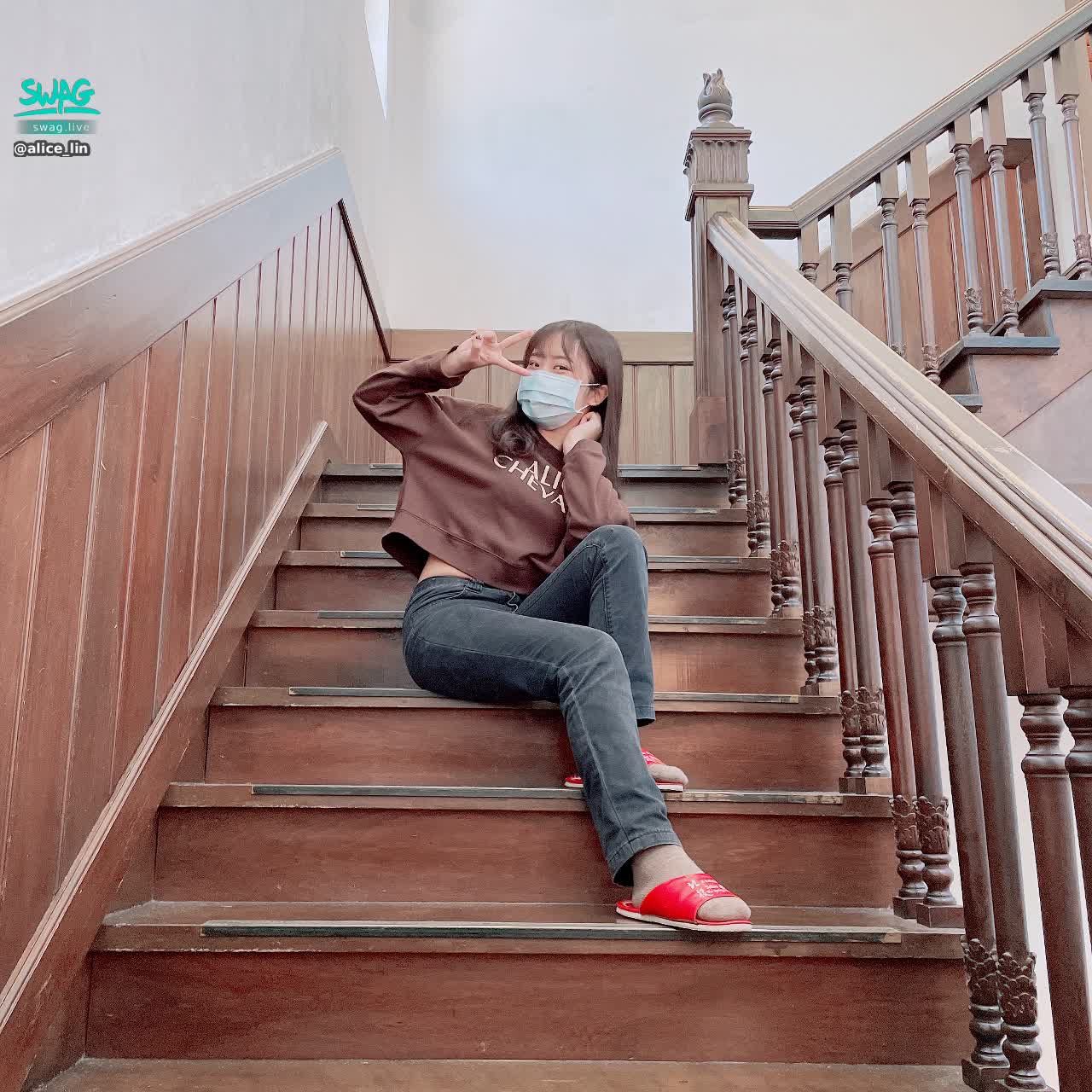  : 我有超能力，超級喜歡你。當你的夢幻女友好嗎？

明天就到了一年一度的西洋情人節，
各位哥哥們期待嗎～
明天愛麗絲有為情人節做特別直播哦～
大概8:30-9:00間開播，
大家要來哦💕