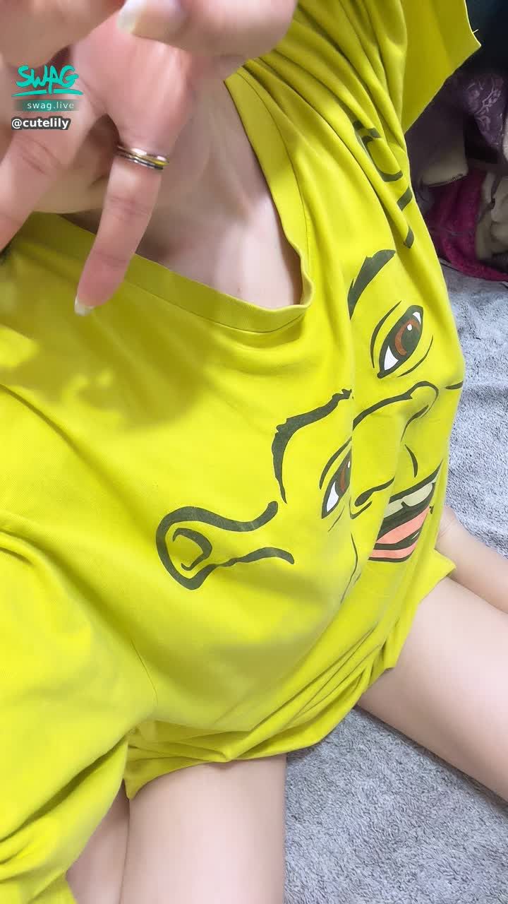  : 香莉莉上線，要睡覺快樂工作快樂😆
想要看莉兒洗澡拍了什麼！！
私訊送10張夢幻女友票卷🎫