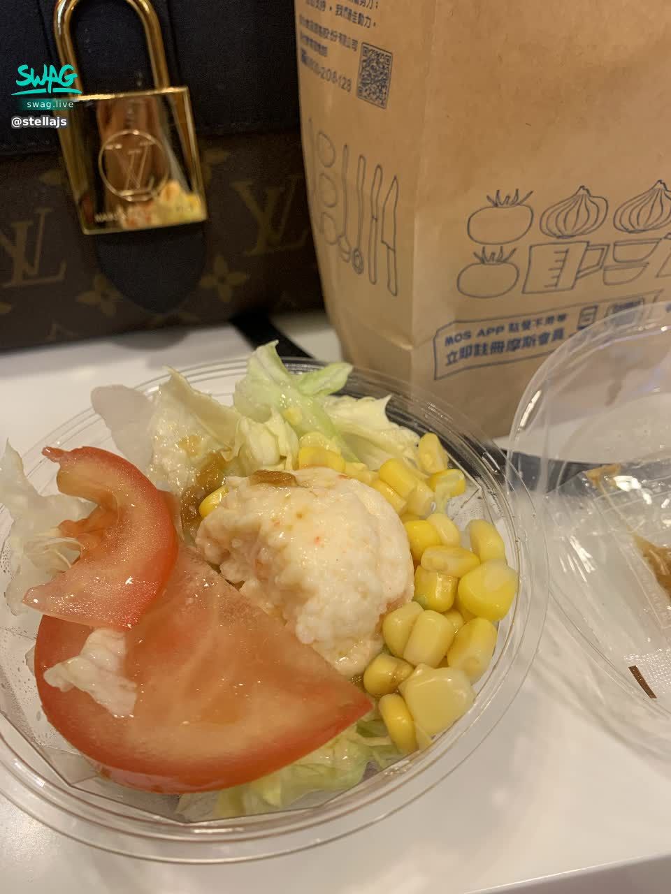  : 有情人節在外面吃摩斯沙拉的嗎….