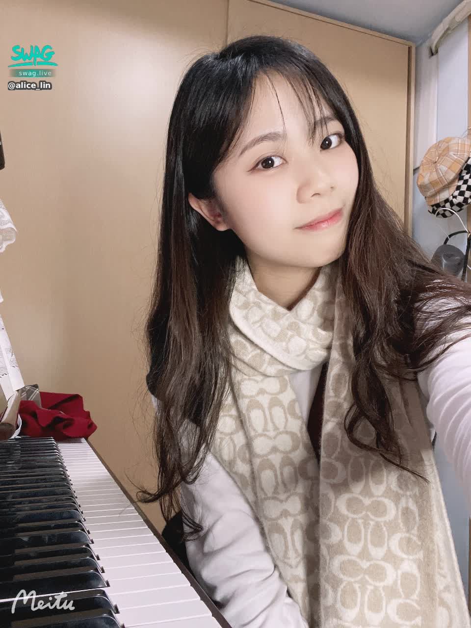  : 各位哥哥們抱歉🙇‍♀️
剛剛發生了一些突發狀況，
所以緊急關閉直播，
不過愛麗絲明天還會再上線的～
明天見囉💕