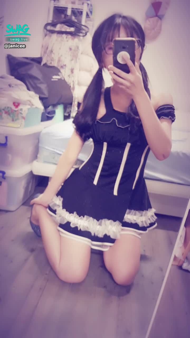  : 地板上的短裙跪姿💋
好摸的腿👠
你的眼鏡小女僕♥️
雙馬尾可愛的誘惑🌹
your maid is here💖