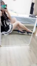 janicee : 地板上可愛的坐姿💓
好短的裙子👀
可愛女僕裝X雙馬尾😈
穿膝上襪起身時不小心曝光了,想看影片的請私訊我「想看女僕裝」唷💋
maid with silk stocking🎀