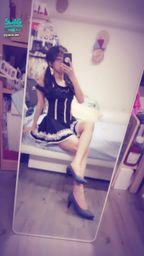 janicee : 工作好累,脫掉高跟鞋😥
雙馬尾小女僕♥️
床邊坐著的美腿⭐
your maid is here💖
