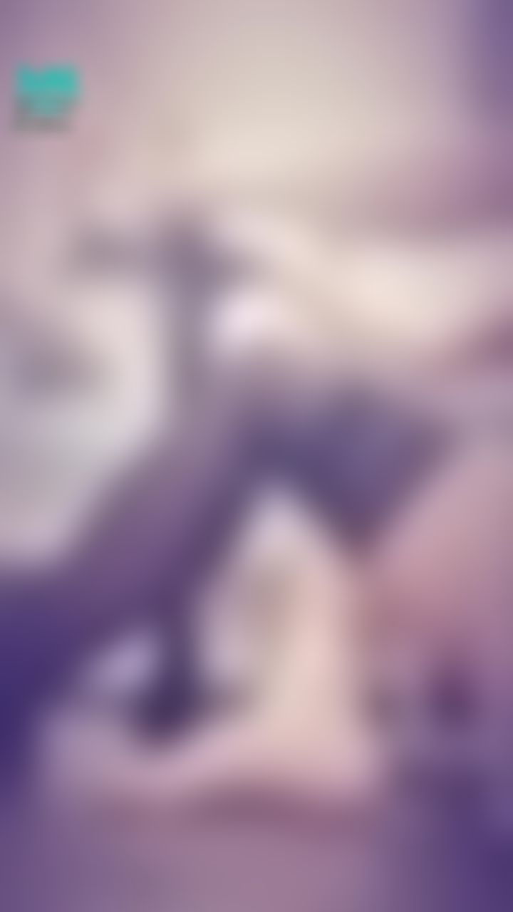  : 偷窺小女僕赤腳到穿上膝上襪的男友視角💗
環視整套衣服💛
穿右腳的黑絲膝上襪起身時不小心曝光了，想看影片的請私訊我「想看女僕裝」唷💋
maid with silk stocking🎀