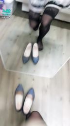 janicee : 穿上高跟鞋👠
可愛女僕裝X雙馬尾😈
穿右腳的黑絲膝上襪起身時不小心曝光了👀
想看影片的請私訊我「想看女僕裝」唷💋
maid with silk stocking🎀