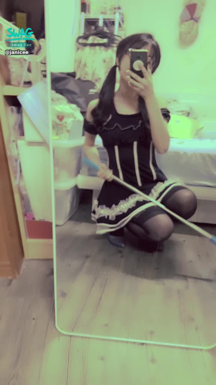  : Fly together on a broom? 💙😎
Cute maid outfit X double ponytail 😈
The black silk knee socks on the right foot were accidentally exposed when I got up 🤣
If you want to watch the video, please private message me "Want to see maid outfit" 👀
maid with silk stocking 🎀