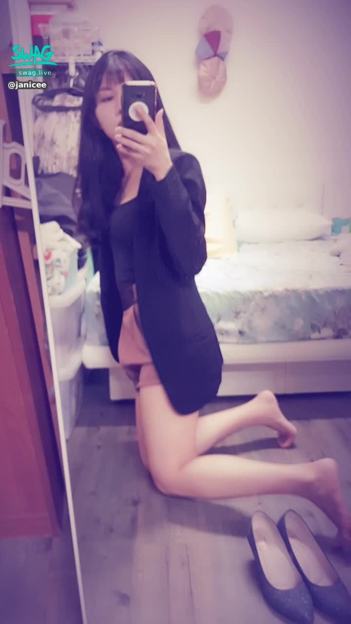 janicee : 西外OL💙
穿上高跟鞋的赤腳👠
in office  working style😍