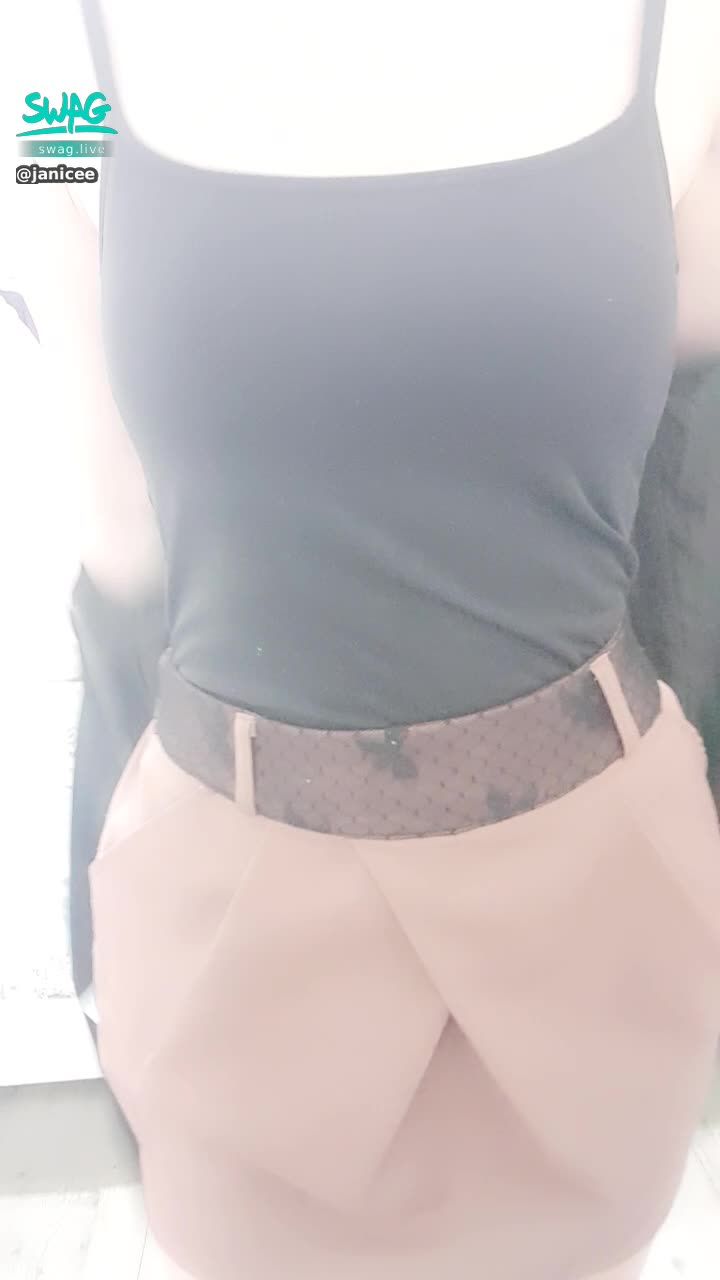 janicee : 下班回家，脫下西裝外套的OL💙
給你看看裡面的細肩帶背心💓
out of office😍