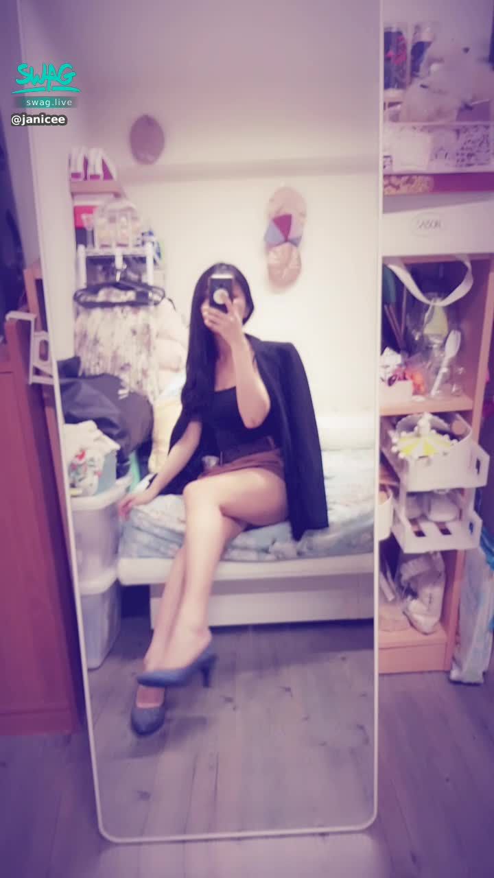  : Sexy OL 💙
Miniskirt exposed during pose change 😈
And slipped off the bed 🤣
in office working style 😍