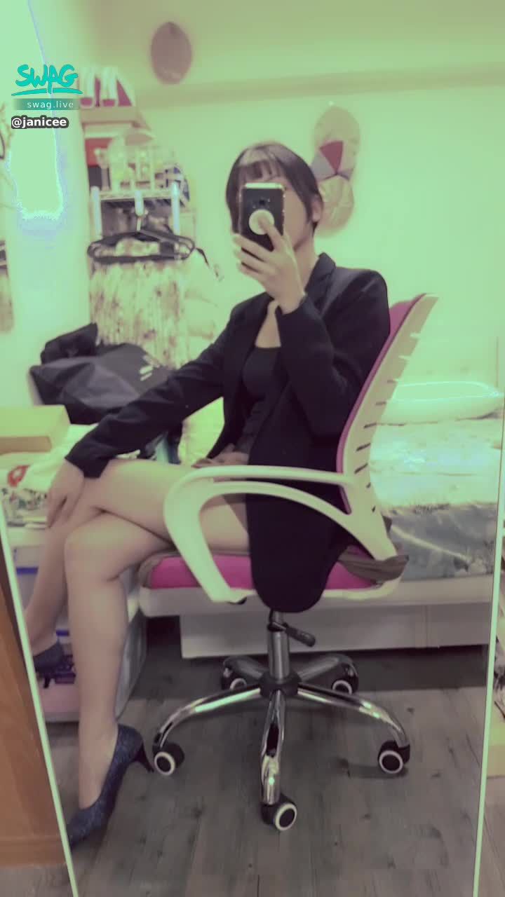  : Neck skin under sexy OL hair 👠
swivel on office chair 💛
in office working style 😍