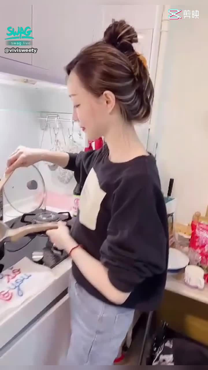 vivisweety : 料理是我的興趣♥️
結果來閨蜜家竟然在煮飯給她吃🤔🤔