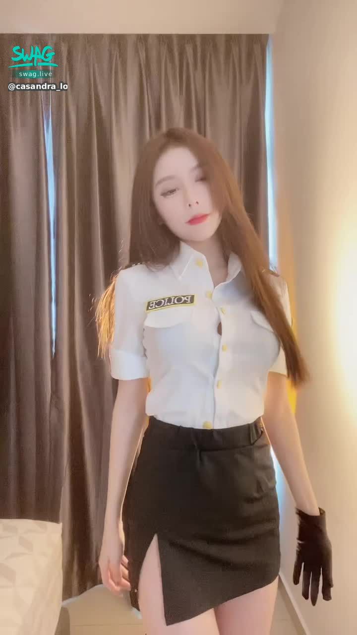 c**********w : 讓警察妹妹看看 誰不聽話就逮捕😜