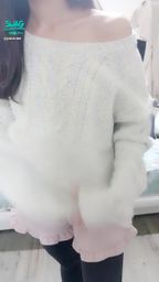 janicee : 回到家,脫掉毛衣👀
天氣太冷了,把自己包得緊緊的💙
take off the sweater💚
