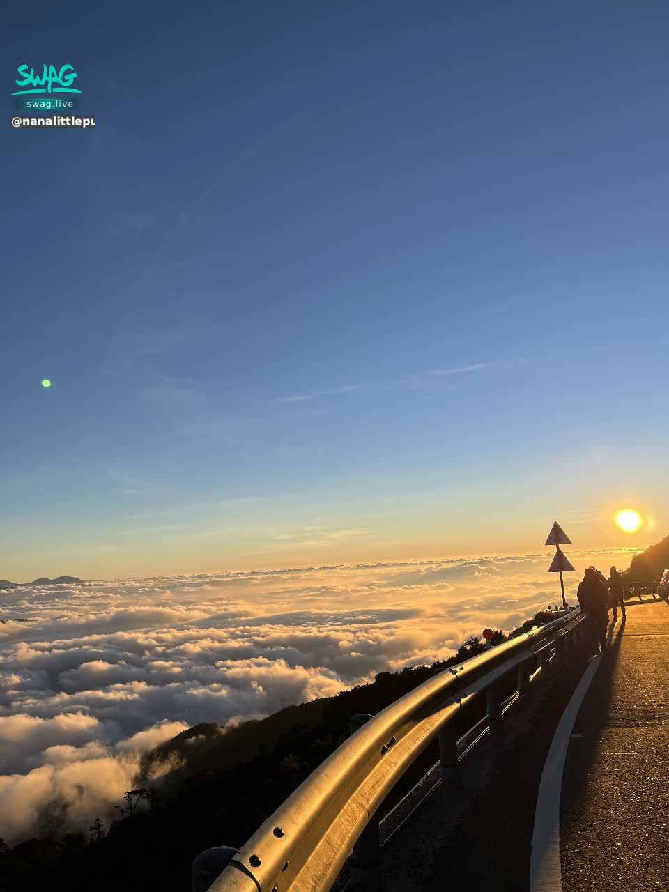 nanalittlepupy : super beautiful 💕 so lucky 👍
share with brother
Fortunately, today I went up the mountain to enjoy the flowers

I was lucky to see the sea of clouds that made me scream 💕💕💕
I hope my brother can watch with me next time


The brother who hasn't changed the hidden version of the school girl, come and change it with Nana 🥰