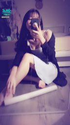 janicee : 霓虹燈下的低胸輪廓⭐
快要掉下去的細肩帶🌹
如同魚尾的洋裝,配上發光的腿💙
有了雙腿在這城市比較容易存活嗎?💋
goldfish light👠