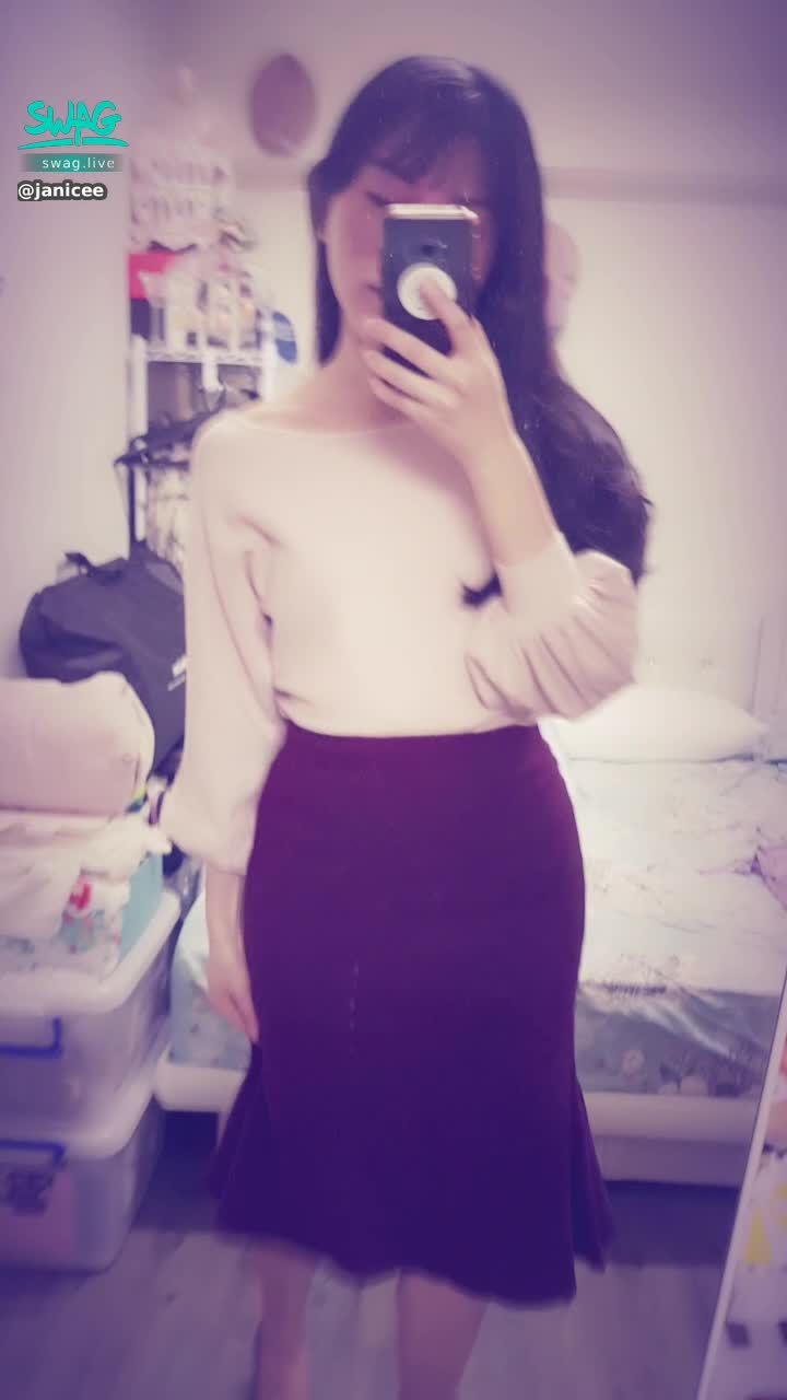  : 氣質系小姐姐💖
微開的領口🎀
魚尾裙的臀部曲線🌹