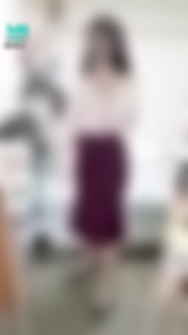  : 脫下高跟鞋👠
拉下一邊領口，露出香肩💋
氣質系魚尾裙，襯出臀部曲線💛
mermaid💙