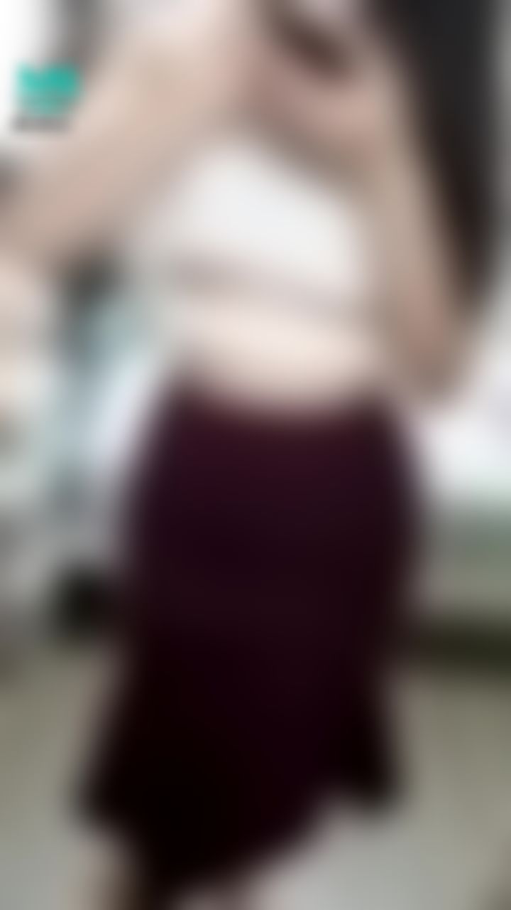  : 內衣的勒痕好明顯唷👀
心機的小背心，往上拉就露出南半球💋
semisphere👠