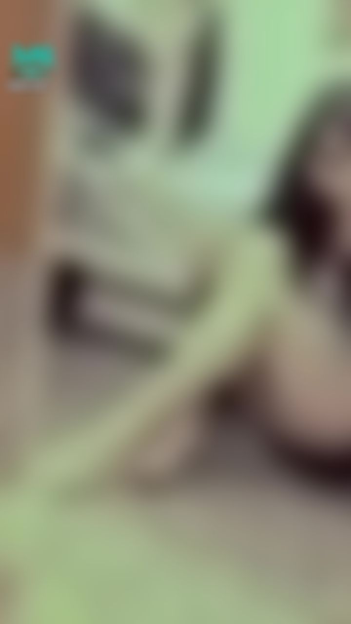 janicee : 近拍雙腿，露出腳底👀
好摸的腿🌹
細肩帶與蕾絲💋
馬卡龍甜點系睡衣💛
macaron💓
